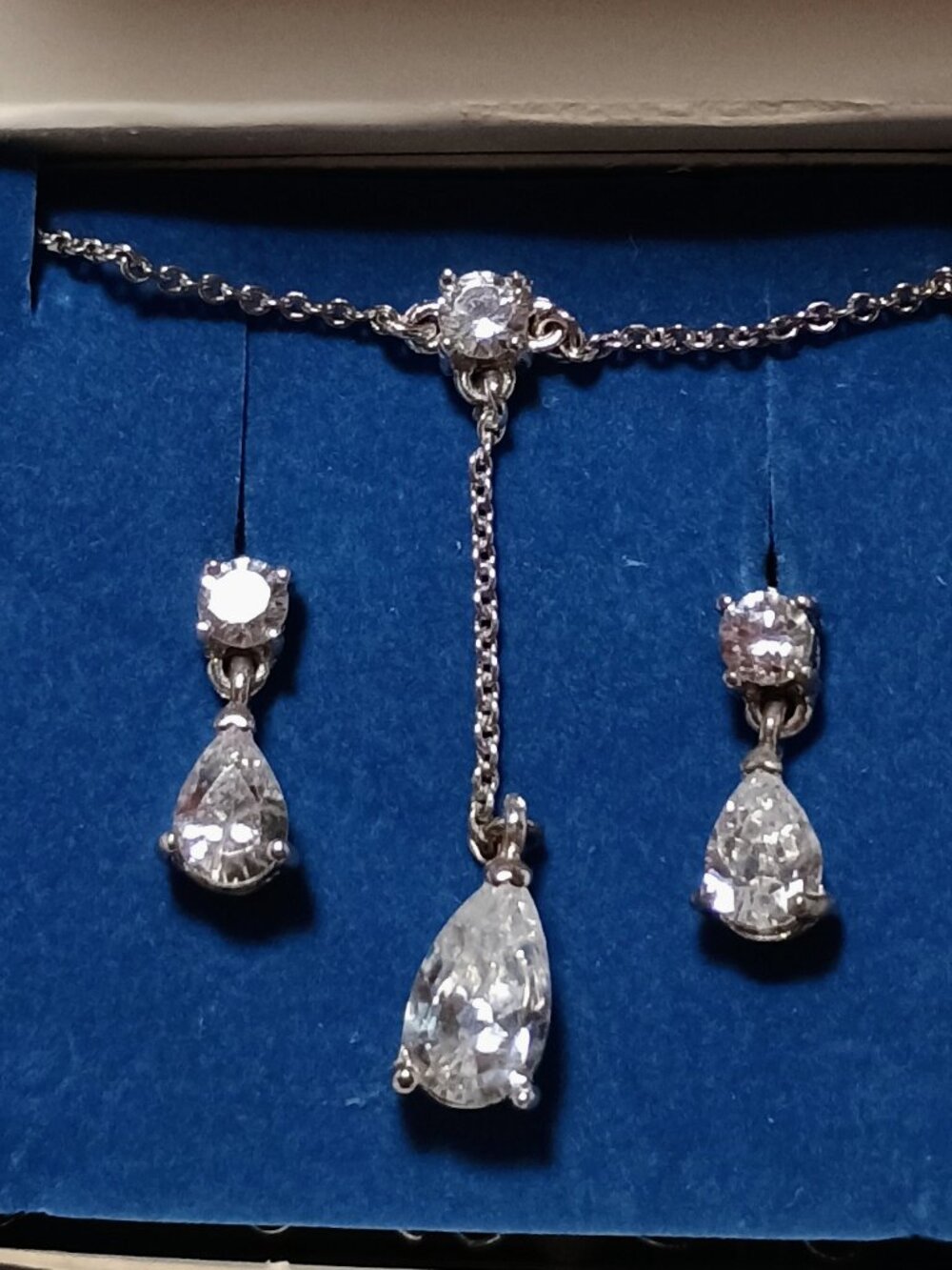 Avon 2005 CZ Pear Drop Necklace & Earring Giftset